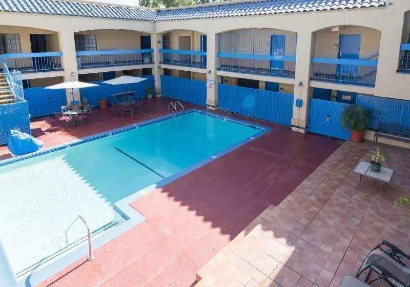 Отель Days Inn & Suites By Wyndham Artesia