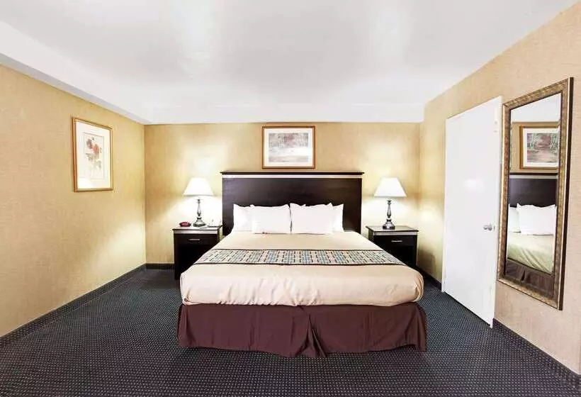 Отель Days Inn & Suites By Wyndham Artesia