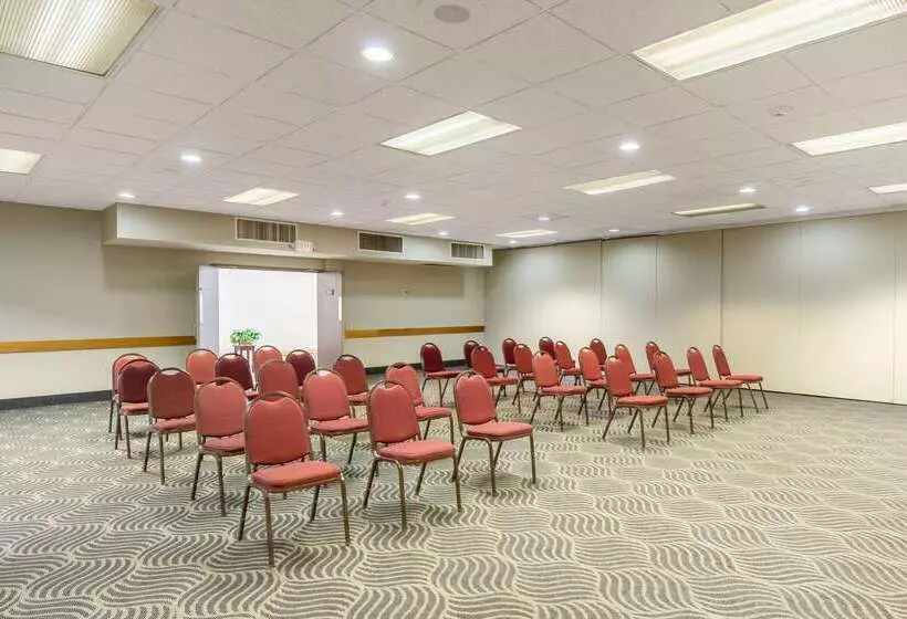 Отель Quality Inn