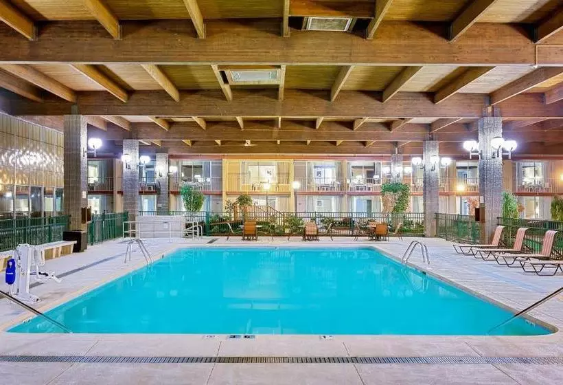 Ramada By Wyndham Mitchell Hotel & Conference Center