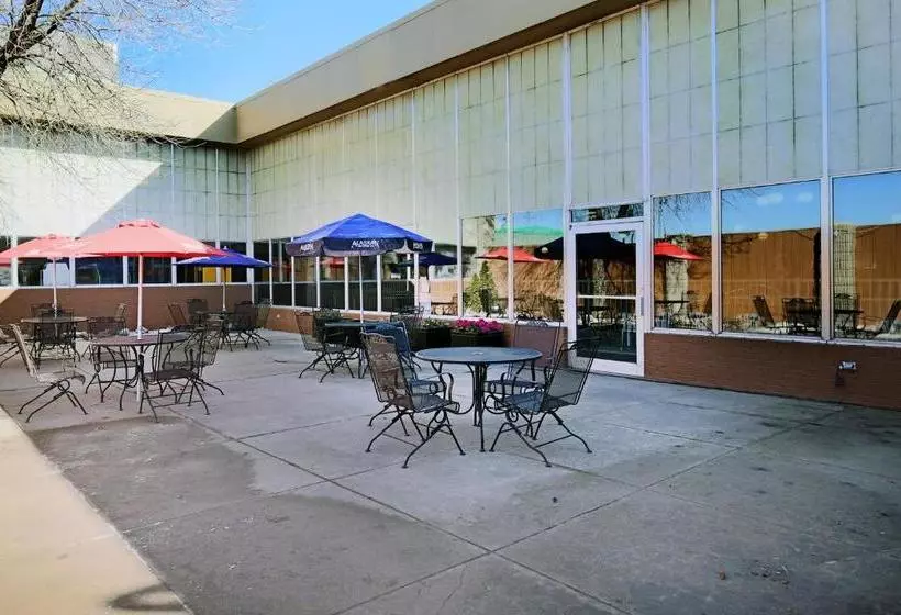 Ramada By Wyndham Mitchell Hotel & Conference Center