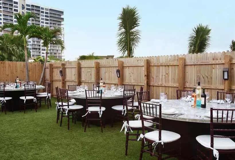 Отель The Singer Oceanfront Resort, Curio Collection By Hilton