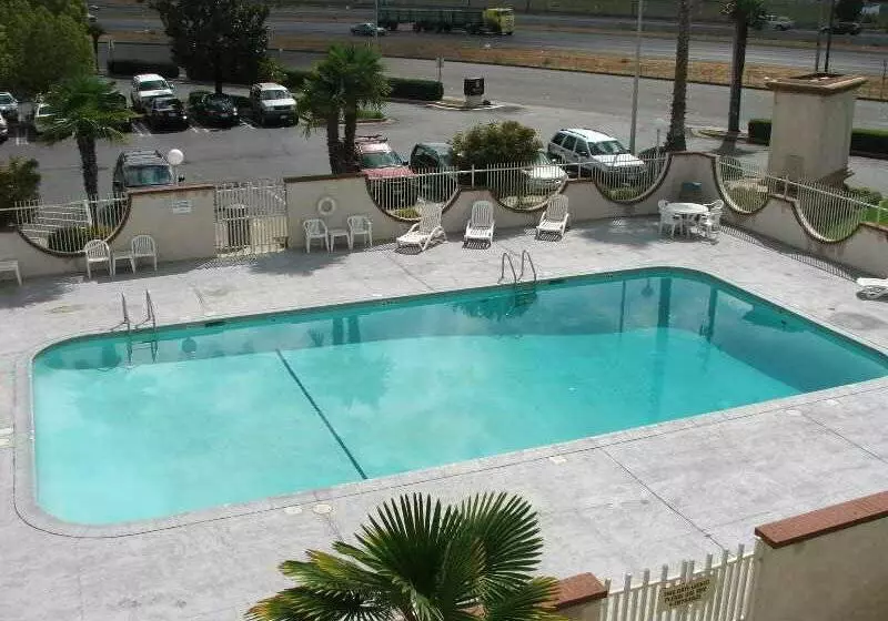 فندق Clarion Modesto