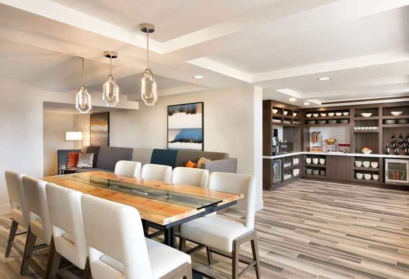 هتل Hilton Fort Collins