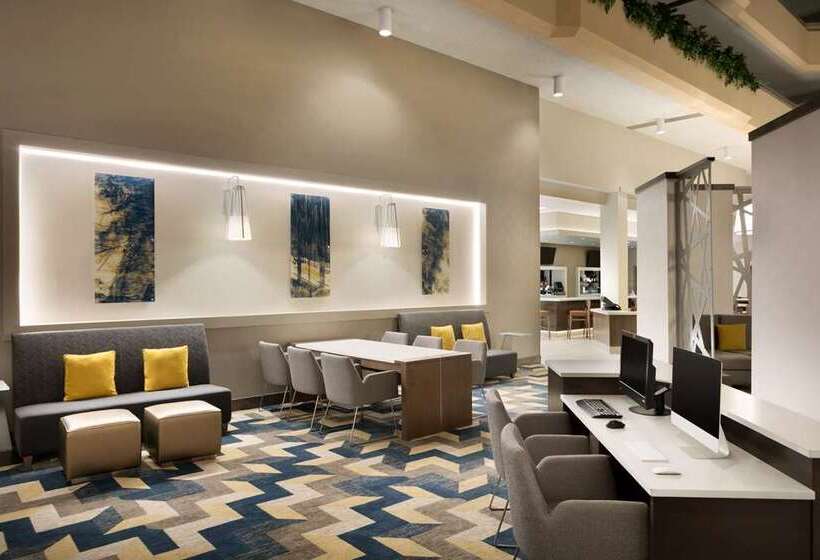 هتل Hilton Fort Collins