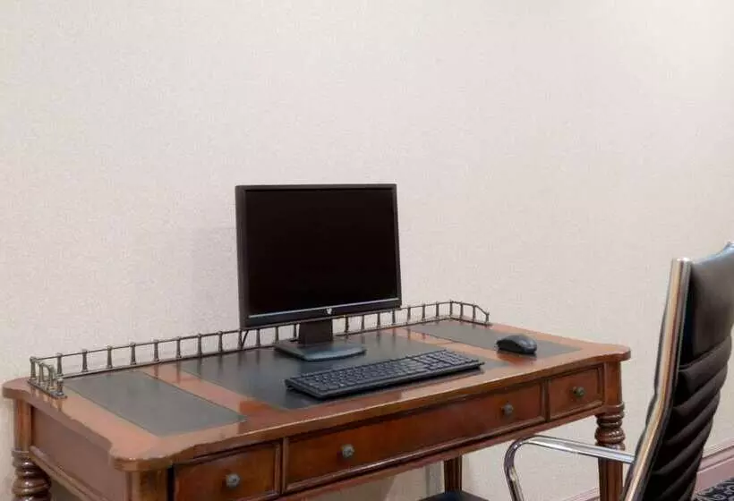 فندق Howard Johnson By Wyndham Newburgh