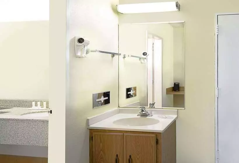 فندق Howard Johnson By Wyndham Newburgh