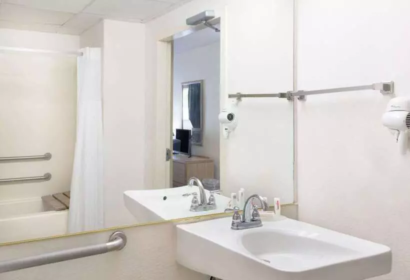 فندق Howard Johnson By Wyndham Newburgh