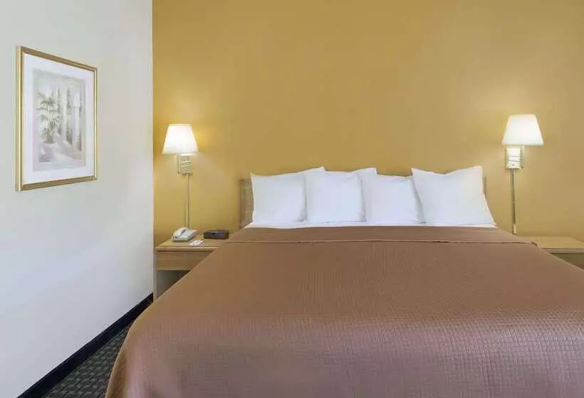 فندق Howard Johnson By Wyndham Newburgh