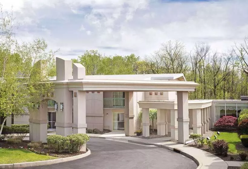 فندق Howard Johnson By Wyndham Newburgh