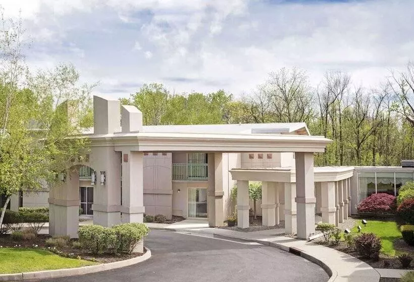 فندق Howard Johnson By Wyndham Newburgh