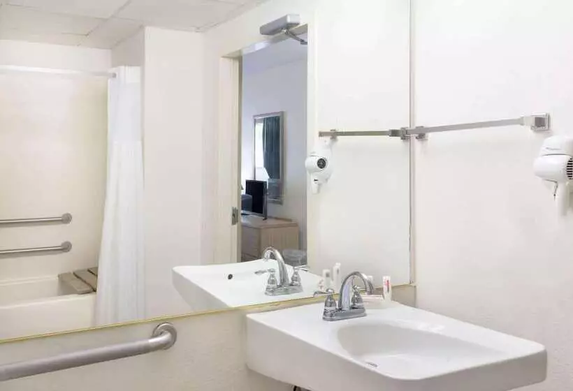 فندق Howard Johnson By Wyndham Newburgh