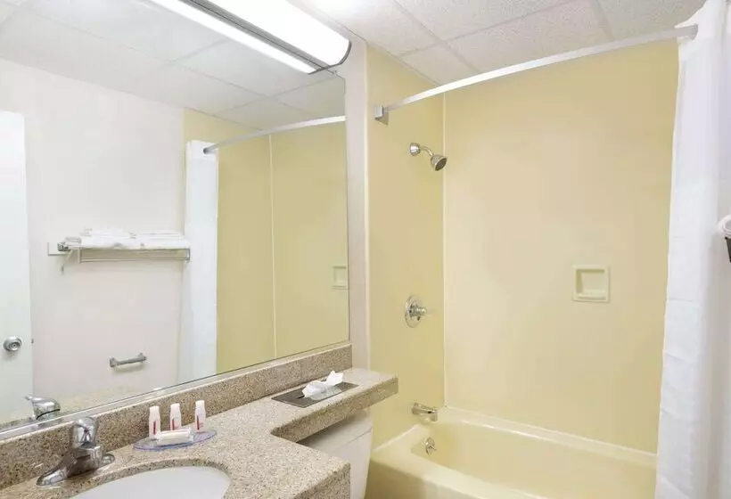 فندق Howard Johnson By Wyndham Newburgh