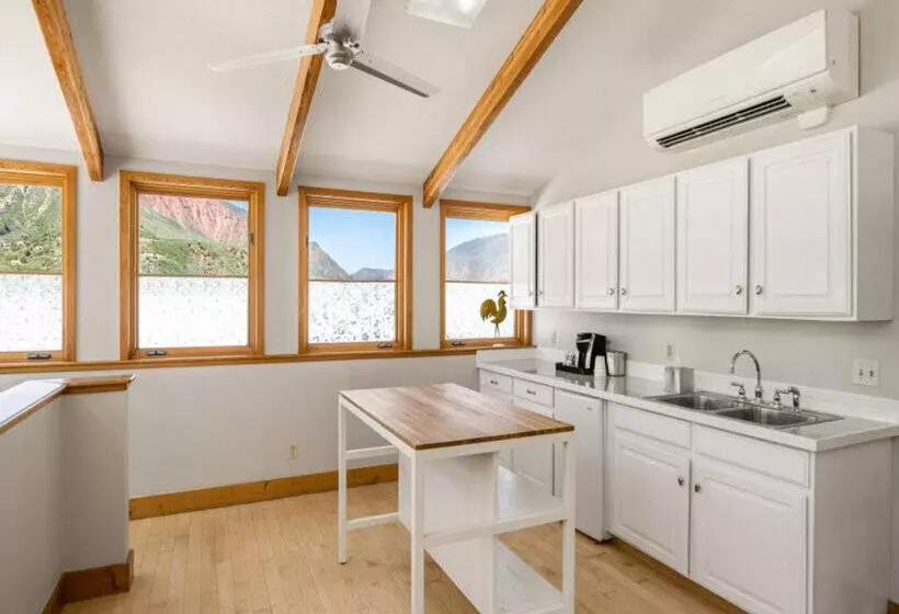 Отель Maxwell Anderson