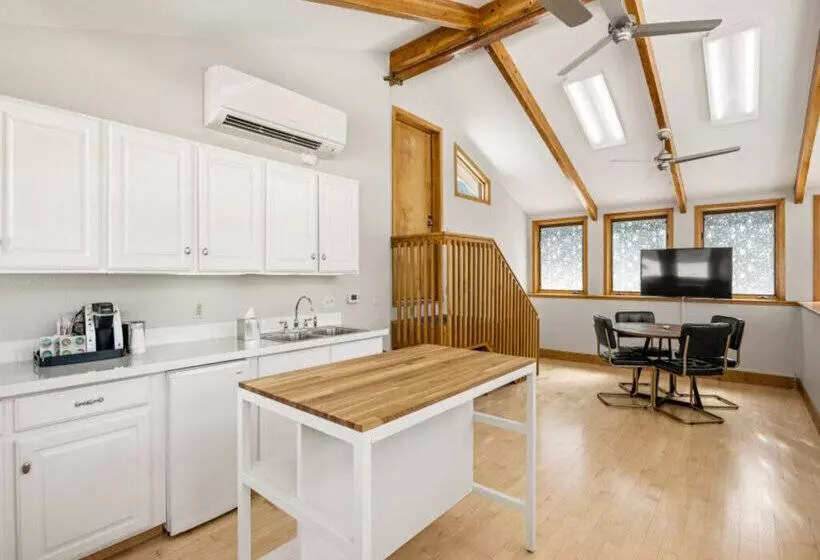 Отель Maxwell Anderson