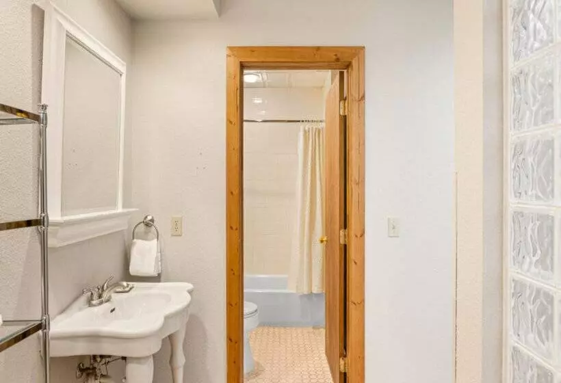 Отель Maxwell Anderson