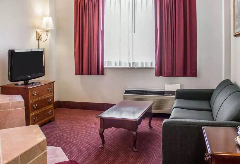 فندق Quality Inn & Conference Center
