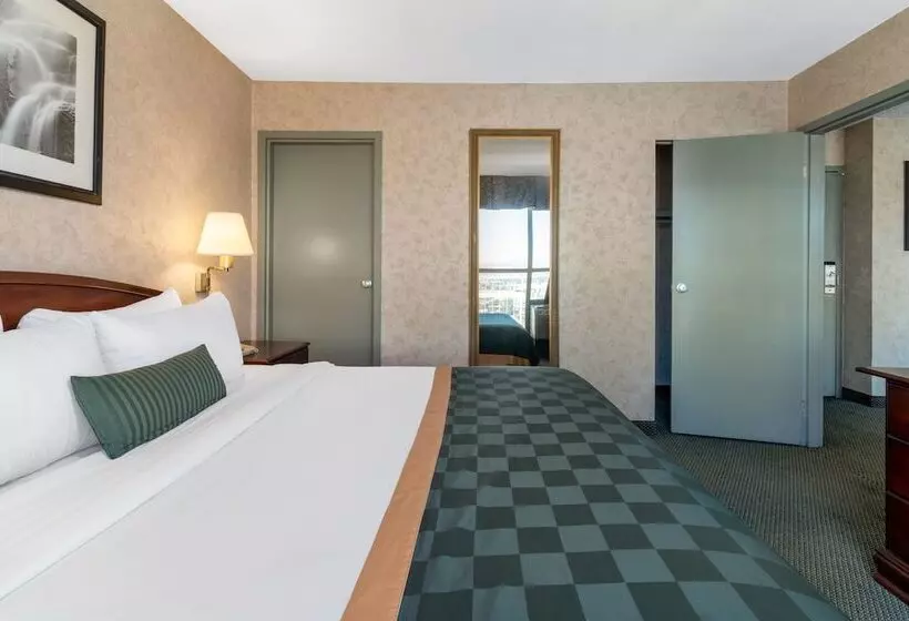 Ramada By Wyndham Reno Hotel & Casino