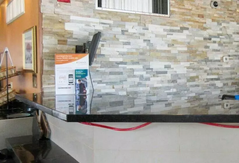 酒店 Rodeway Inn & Suites