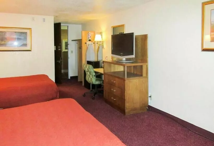 酒店 Rodeway Inn & Suites