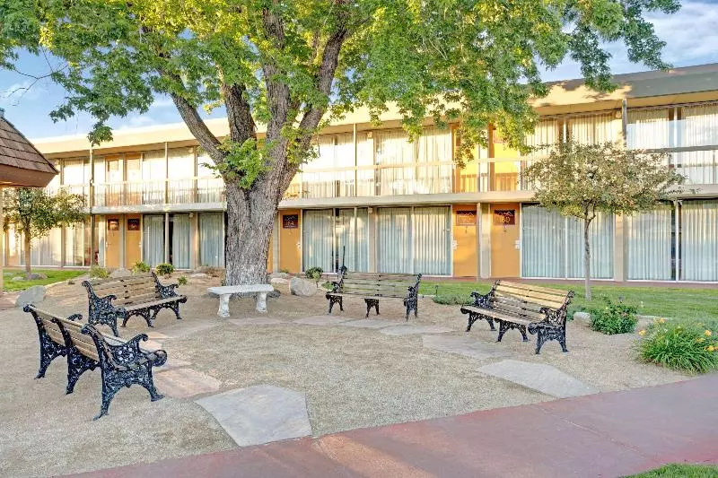 Szálloda Super 8 By Wyndham Meadow Wood Courtyard