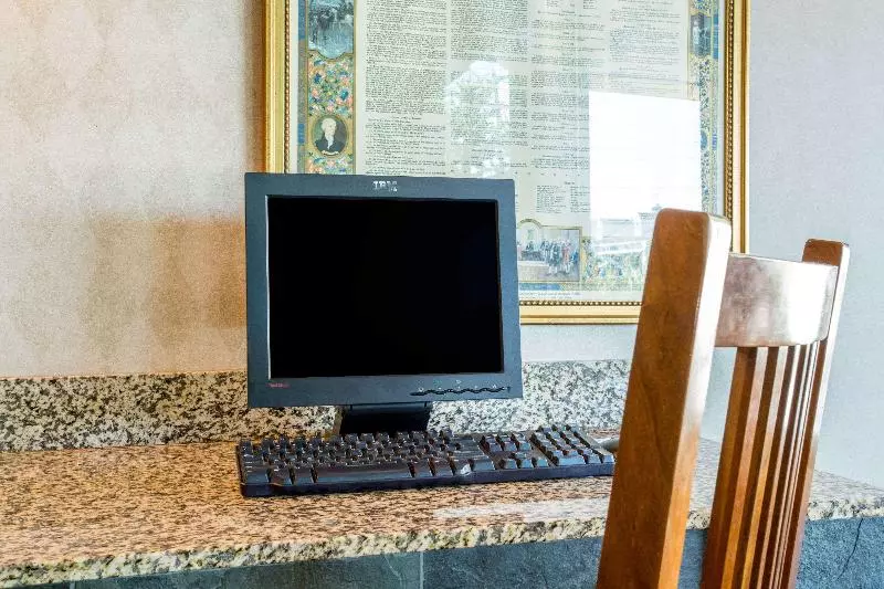 Szálloda Super 8 By Wyndham Meadow Wood Courtyard