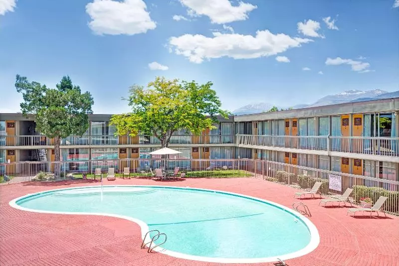 Szálloda Super 8 By Wyndham Meadow Wood Courtyard