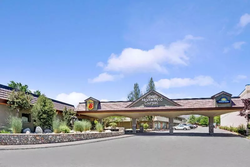 Szálloda Super 8 By Wyndham Meadow Wood Courtyard