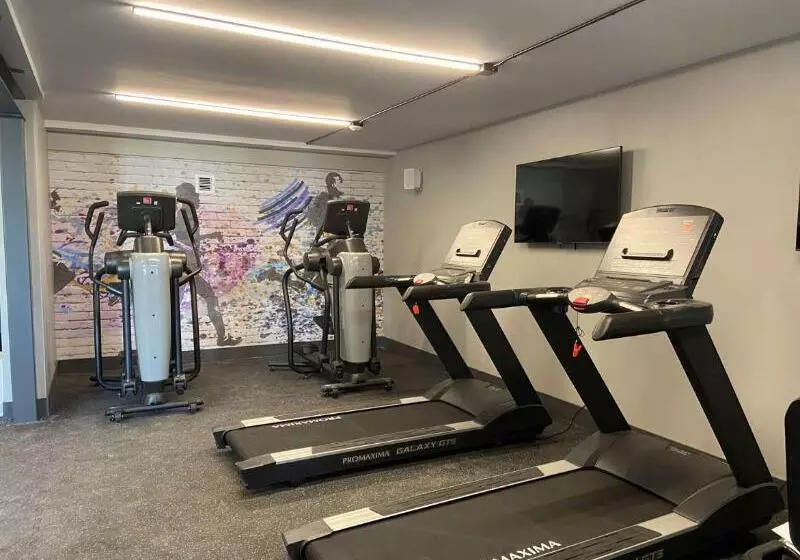 Szálloda Super 8 By Wyndham Meadow Wood Courtyard