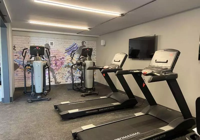 Szálloda Super 8 By Wyndham Meadow Wood Courtyard