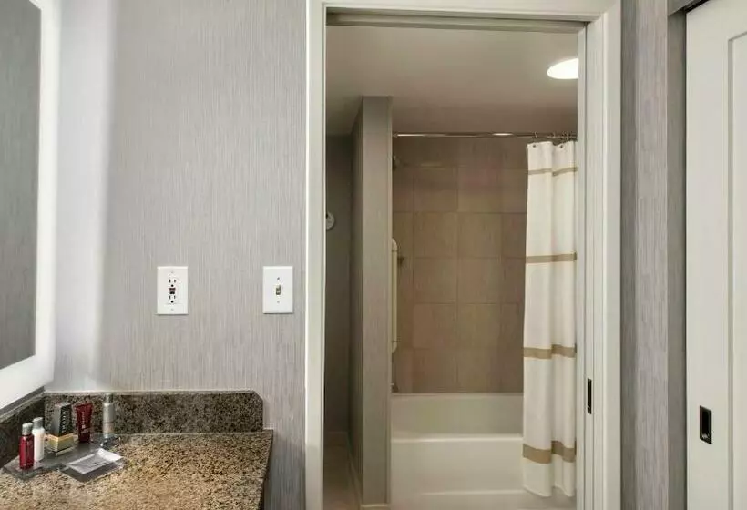 فندق Embassy Suites By Hilton Bethesda Washington Dc