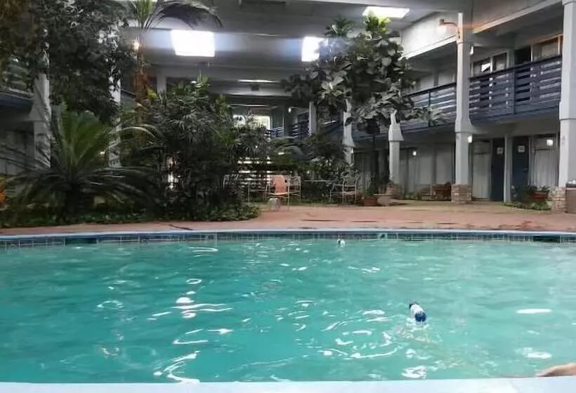 Отель Hub City Inn