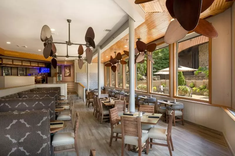 Отель Lodge Of Four Seasons Golf Resort, Marina & Spa