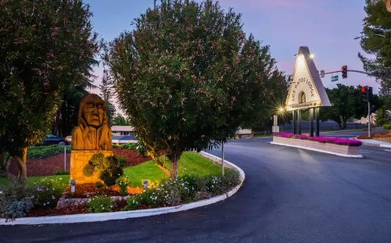 בית מלון כפרי Los Gatos Lodge