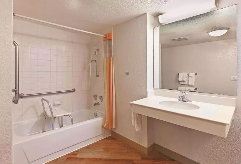 فندق Travelodge By Wyndham Houston Cyfair