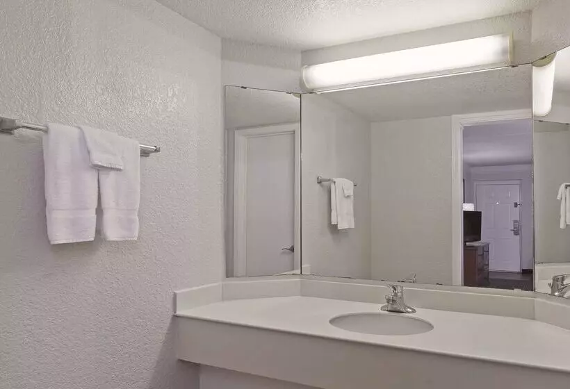 فندق Travelodge By Wyndham Houston Cyfair