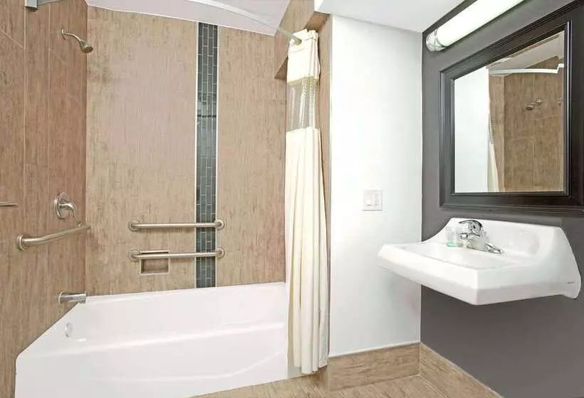 Szálloda Travelodge By Wyndham Lax