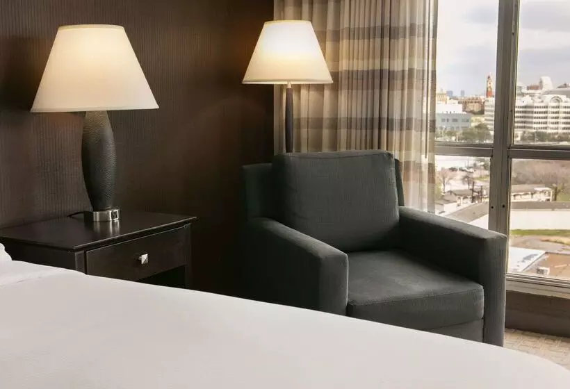 בית מלון כפרי Doubletree By Hilton Dallas   Market Center