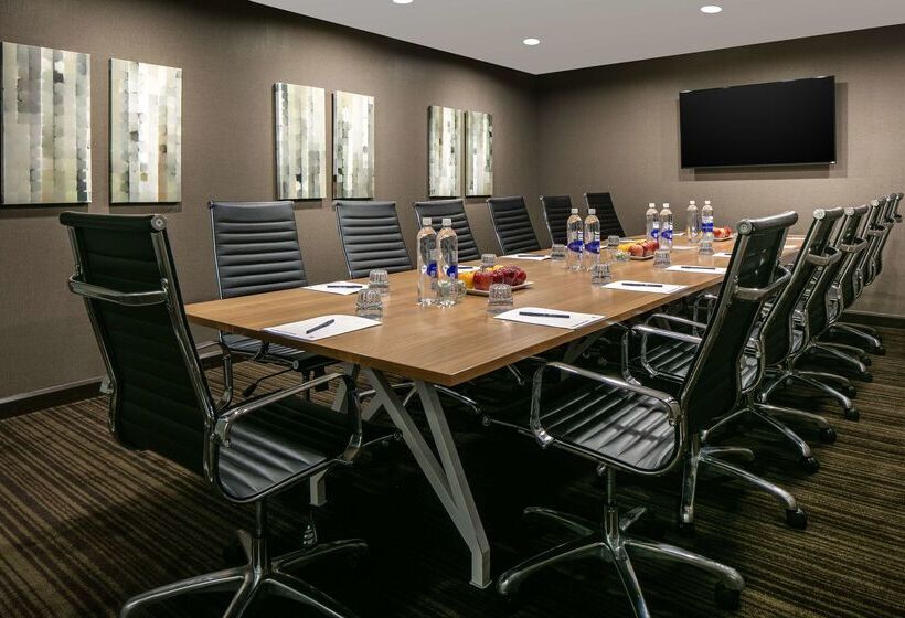 فندق Doubletree By Hilton Dallas   Market Center