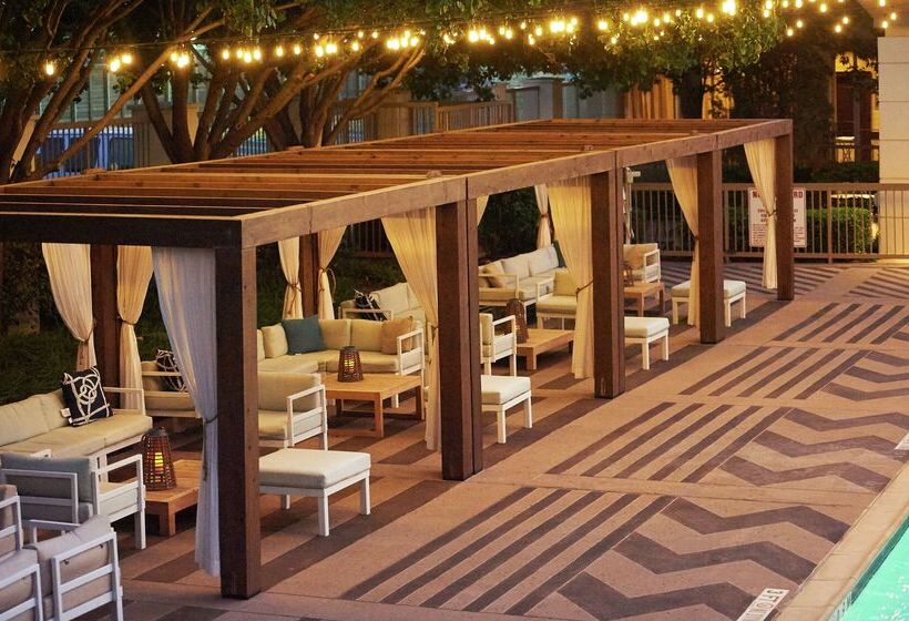 فندق Doubletree By Hilton Dallas   Market Center