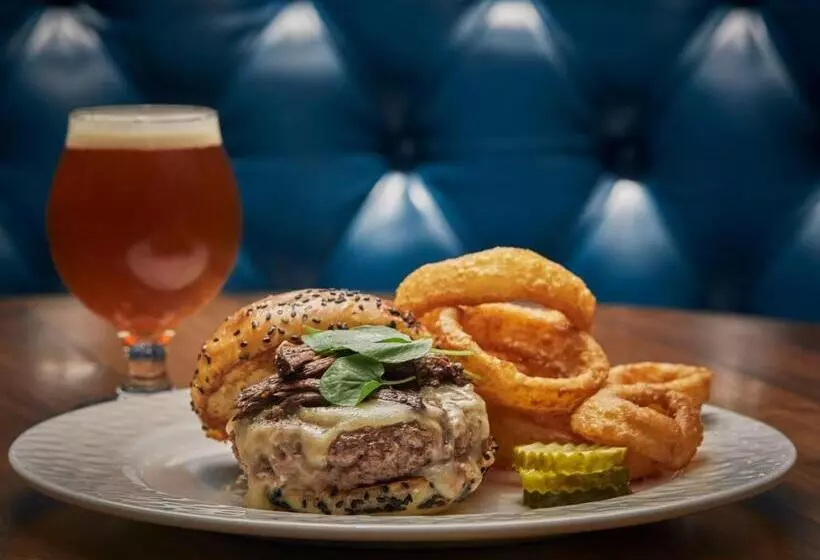 Отель Graduate By Hilton Minneapolis