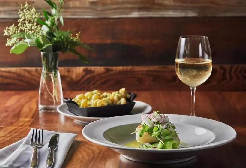 Отель Graduate By Hilton Minneapolis