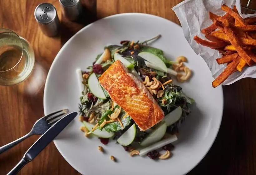 Отель Graduate By Hilton Minneapolis