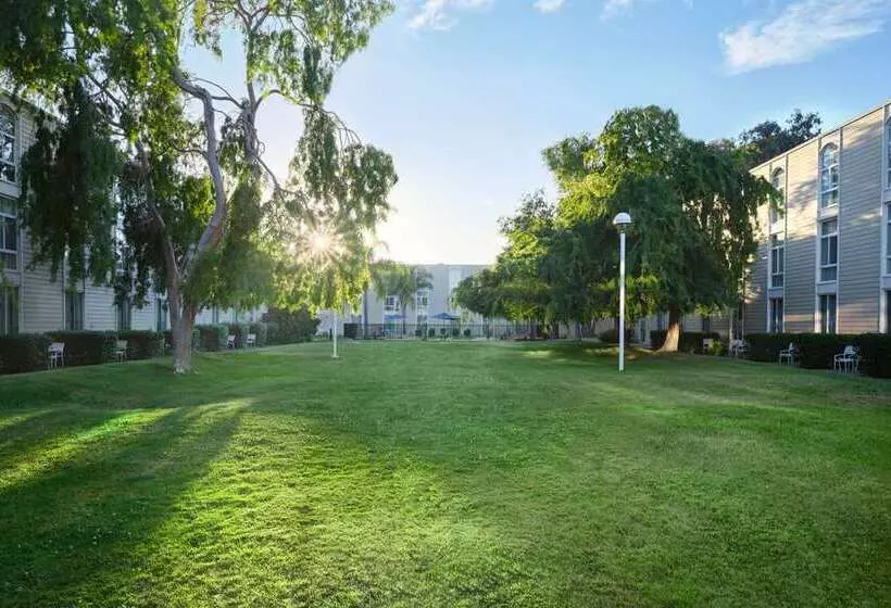 בית מלון כפרי Hilton Oakland Airport