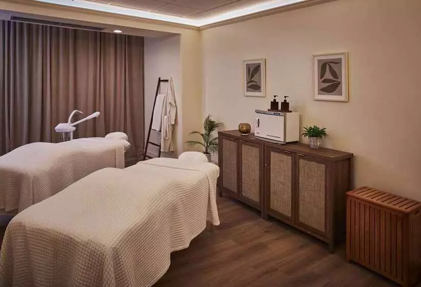 בית מלון כפרי Hilton Waikiki Beach Resort & Spa