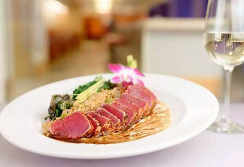 בית מלון כפרי Hilton Waikiki Beach Resort & Spa