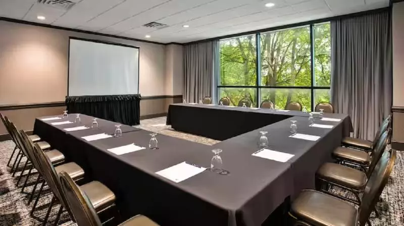 فندق Doubletree By Hilton Lansing