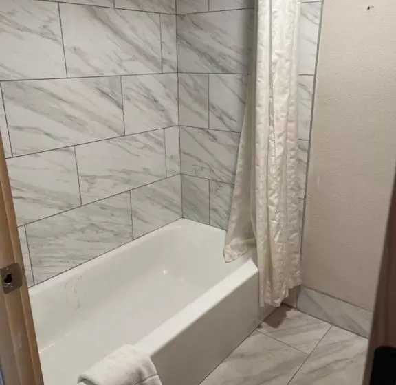 هتل Bear Mount Inn & Suites