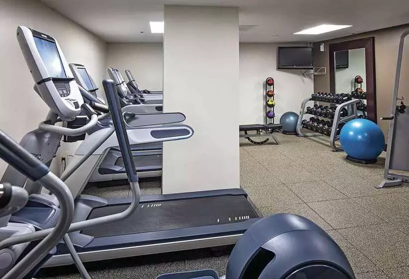 בית מלון כפרי Hilton Sacramento Arden West