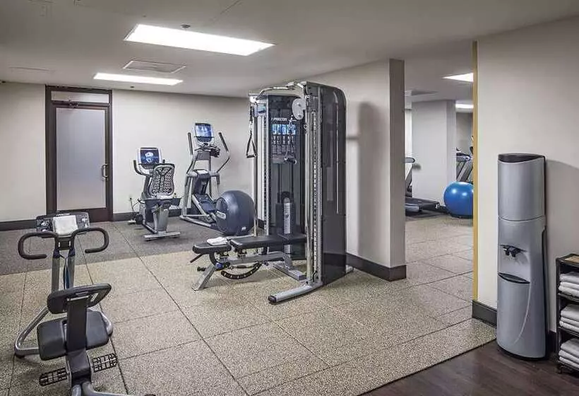 בית מלון כפרי Hilton Sacramento Arden West